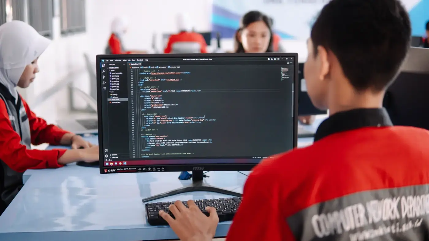 Siswa menulis kode HTML di Visual Studio Code