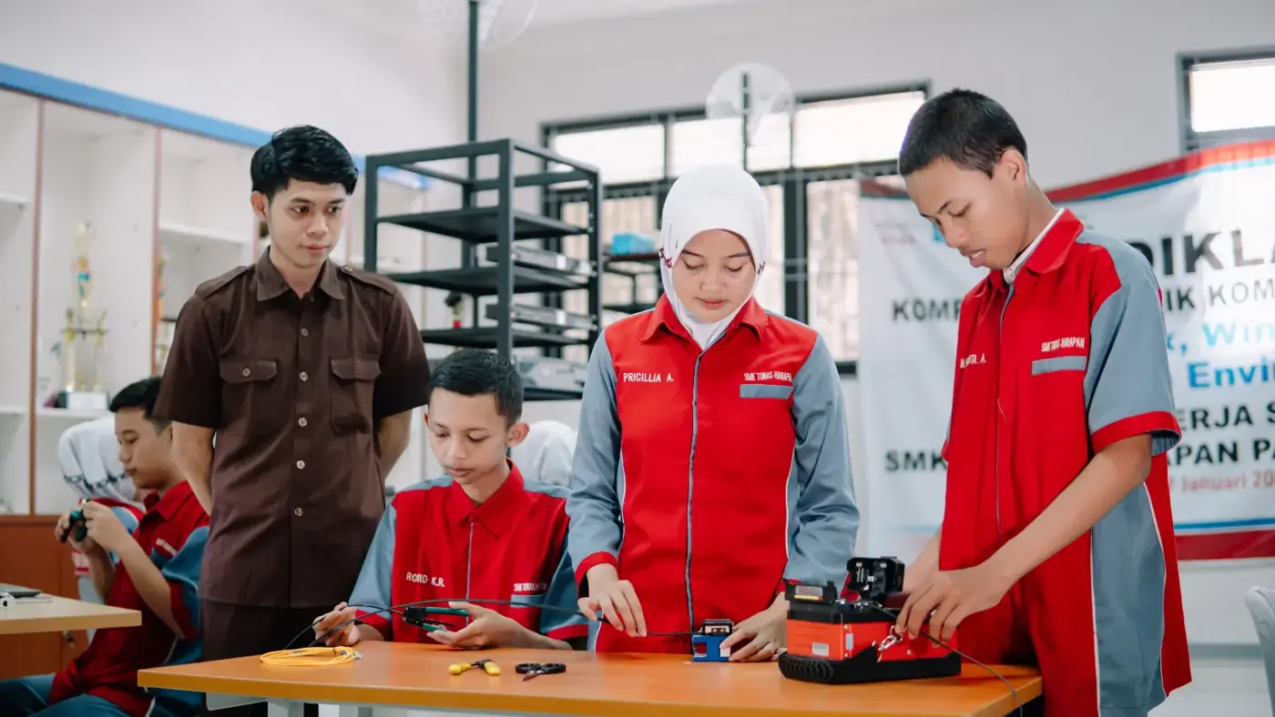 Siswa menyambung fiber optik dengan alat splicing